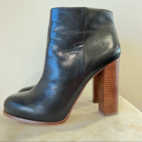 Like New! Vince Camuto 'Grenadine' Black Leather Ankle Stacked Heel Bootie * - Picture 5 of 9